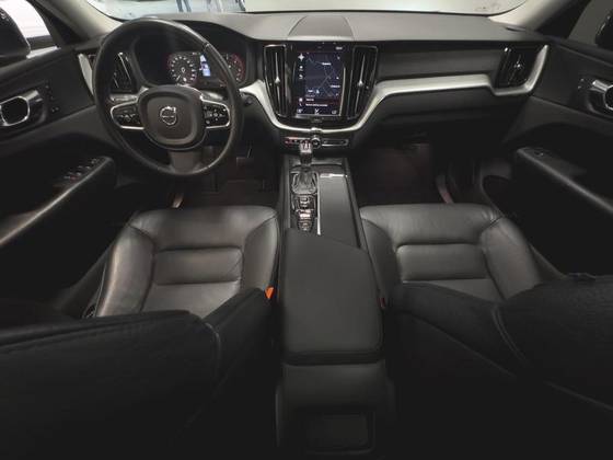 VOLVO XC60 2.0 D5 DIESEL MOMENTUM AWD GEARTRONIC